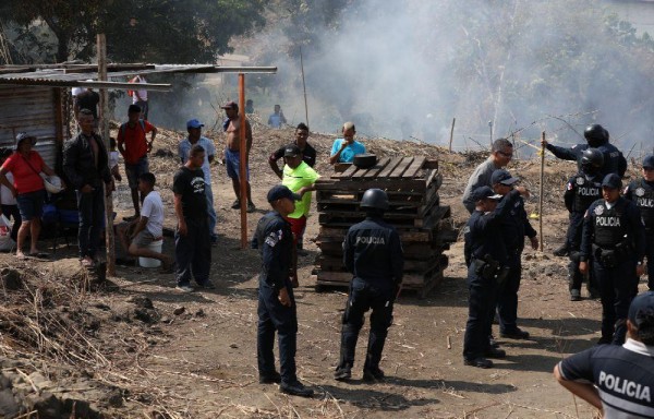 Agentes de la Unidad de Control de Multitudes de la Policía Nacional, se acercaron al lugar para desalojarlo.