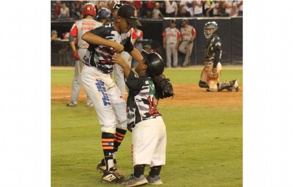 Kevin Filós se abraza con Leo Velazco.