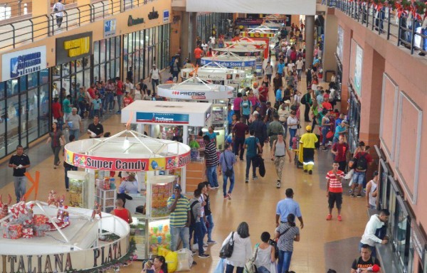 El sábado viajeros seguían comprando sus boletos al interior del país.