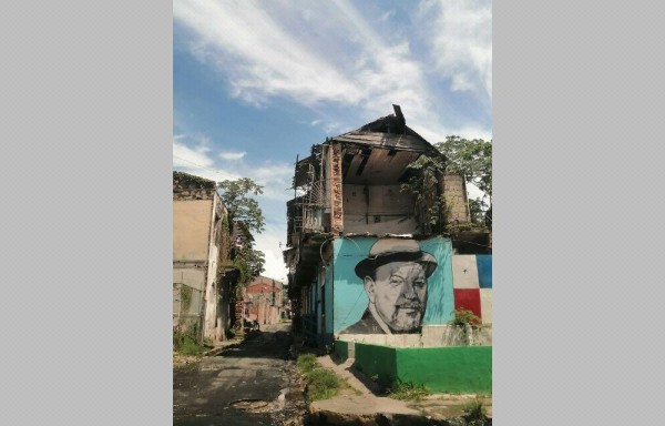 Dibujan sobre las paredes.