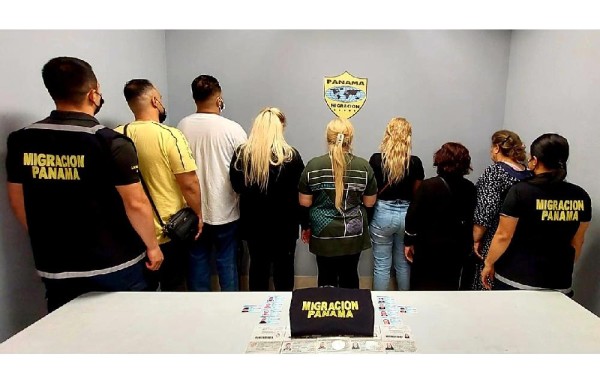 Diez iraníes portaban residencia alemana falsa