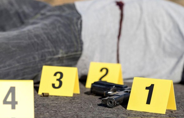 Riggs recibió un tiro en el muslo, pero murió desangrado en urgencias del hospital donde fue llevado