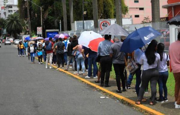 Este es un ejemplo de la necesidad de empleo que hay en el país. Siempre son comunes las filas cuando anuncian ferias de empleo.