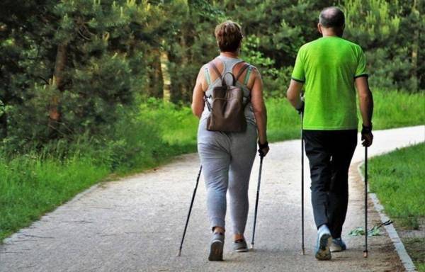 Puede empezar con una caminata de 30 minutos al día, tres veces a la semana.