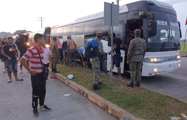 El traslado inició la madrugada de este domingo con la movilización de 768 migrantes en 15 buses.