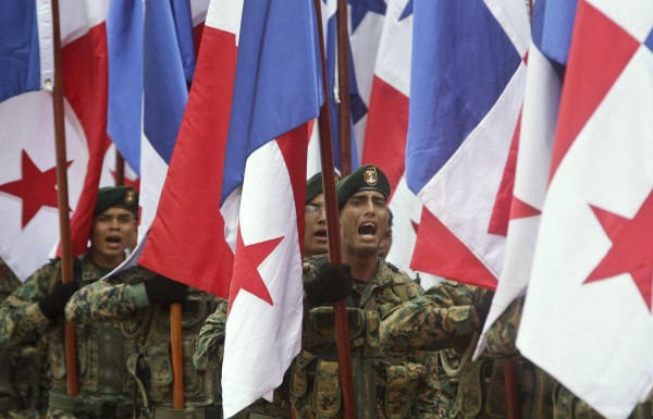 Miembros del Servicio Nacional de Fronteras cambiaron las armas por el emblema tricolor.