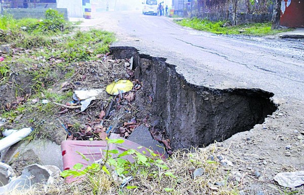 Vía principal de Rogelio Sinán, en Belisario Frias, se está cayendo a pedazos.