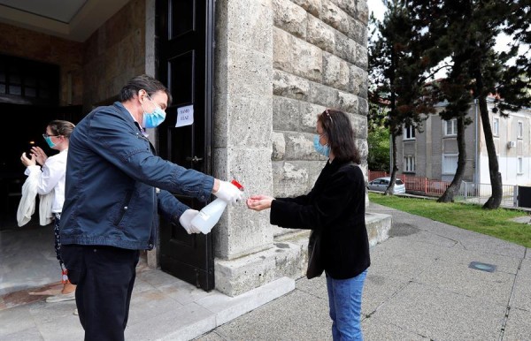 Misas con desinfectante y sin agua bendita en Croacia tras un mes de encierro