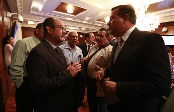 Presidente Varela (d), Estivenson Girón, director de la CSS (i) y grupo de jubilados.