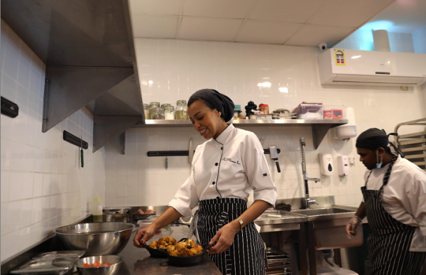 La chef saudí Noura Almoammar retoca un plato en las cocinas del Dayem O Amer, un restaurante de comida sana de su propiedad, en Yeda (Arabia Saudí).