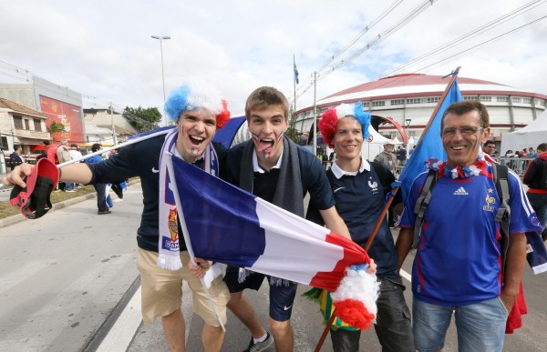 Hinchas franceses apoyando a su selección.