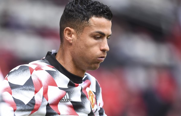 La policía amonesta a Cristiano Ronaldo por arrojar el móvil de un aficionado