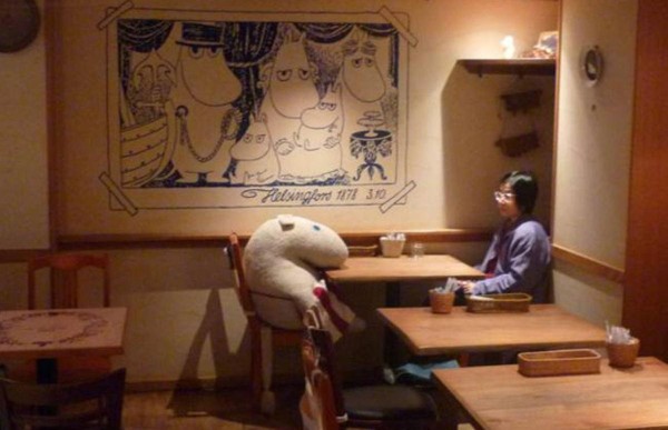 Solteros comen con los peluches