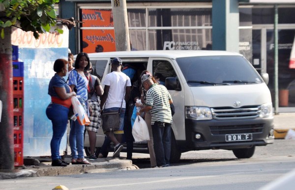 Los 75 buses piratas brindarán el servicio sin ser multado por la Autoridad del Tránsito.