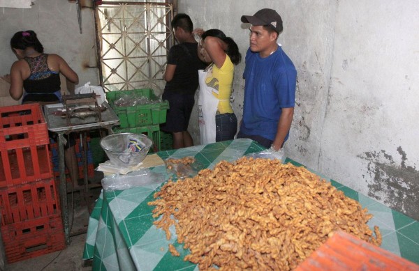 Una decena de personas se mantenían laborando.