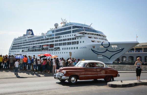 El primer crucero de Estados Unidos a Cuba llega a la isla y permanece atracado en el puerto de La Habana.