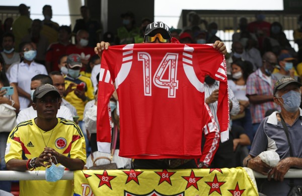 Un aficionado sostiene una camiseta con el número del exfutbolista colombiano Freddy Rincón hoy, durante un homenaje en el estadio Pascual Guerrero en Cali (Colombia).
