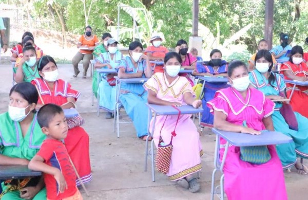 Mujeres Ngäbe Buglé se capacitan en paneles solares de uso hogareño