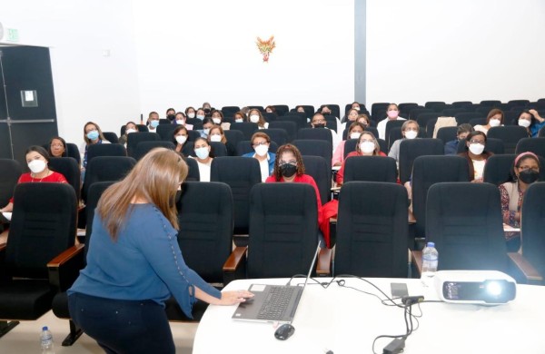 Minsa capacita a coordinadores sobre uso de la nueva vacuna Pfizer 