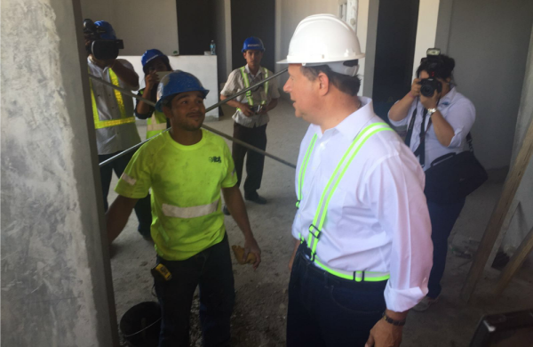 Presidente Varela durante recorrido de la construcción del hospital Anita Moreno