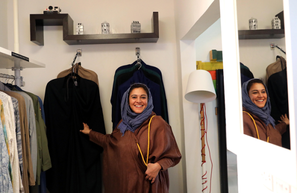 La diseñadora saudí Eman Joharji comenzó su negocio diseñando abayas deportivas, para cubrir la necesidad que tenían ella y sus amigas de tener al alcance prendas más prácticas para hacer deportes al aire libre.
