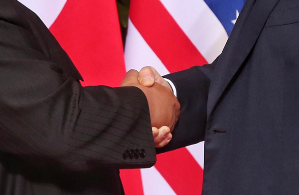 Kim y Donald estrechan sus manos.