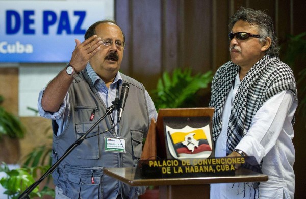 Andrés París (i) lee una declaración junto al comandante Jesús Santrich en Cuba.