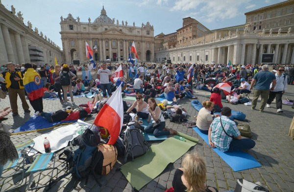 Peregrinos llegan a la plaza de San Pedro en Roma.