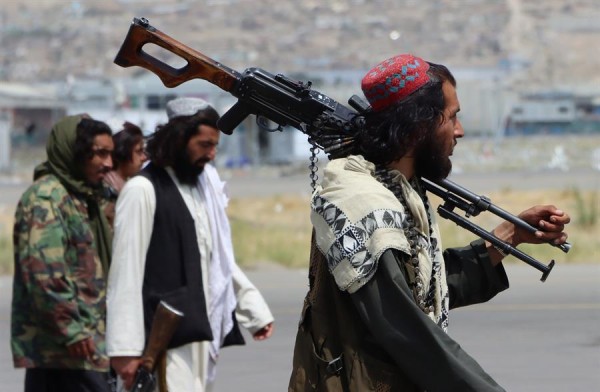 Los talibanes amenazan a los periodistas por llamarlos terroristas