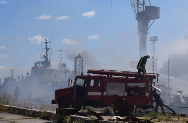 Bomberos sofocan las llamas en el puerto de Odesa.