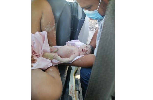 Inspectora de la ATTT atiende parto dentro de un taxi y el bebé nace sano