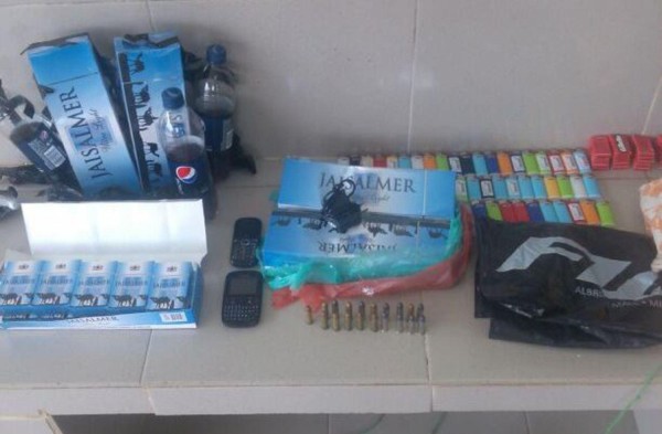 Un celular estaba entre los artículos decomisados.