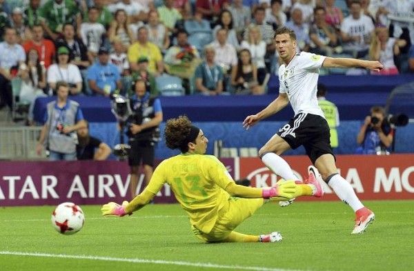 El alemán León Goretzka y el portero mexicano.