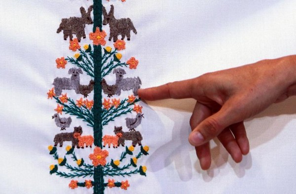 Detalles de los tejidos que llevarán las prendas litúrgicas.