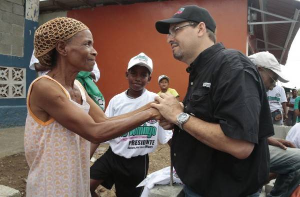 J. D. Arias recorre barrios de Colón