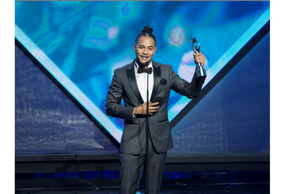 El cantante dominicano Mozart La Para recibe un premio.