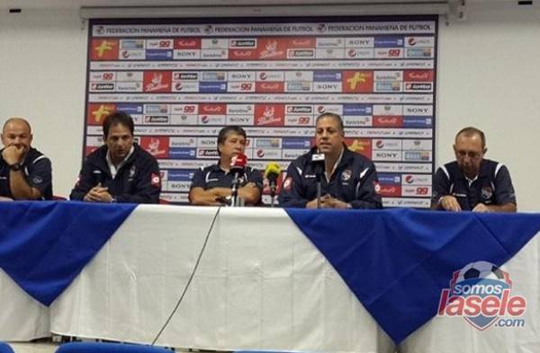 Hernán Gómez revelando la lista.