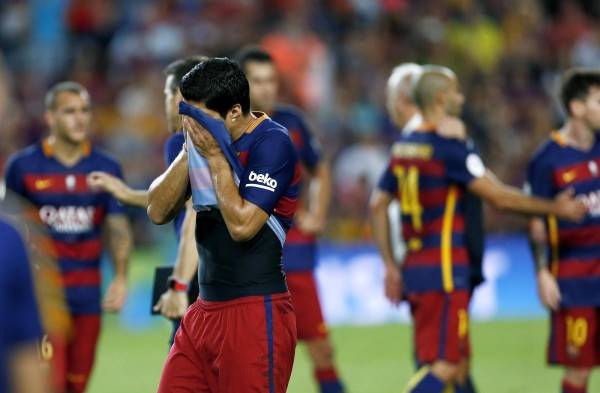 Los jugadores del FC Barcelona tras el partido de vuelta de la final de la Supercopa de España que FC Barcelona y Athletic Club jugaron hoy en el Camp Nou de Barcelona.