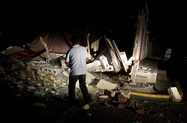 Un terremoto de magnitud 6,1 que sacudió el jueves, 10 de abril, el Pacífico y cobró la vida de una persona y causó heridas a más de 200 .