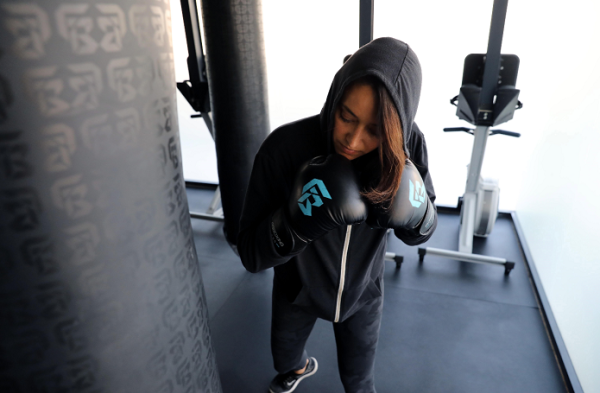 La boxeadora y dueña del primer gimnasio de kickboxing femenino de Arabia Saudí, Hala Hamrani, entrena en su establecimiento, llamado Flagboxing, en Yeda (Arabia Saudí). Su objetivo es reforzar la creencia de que las mujeres son perfectamente fuertes y capaces.