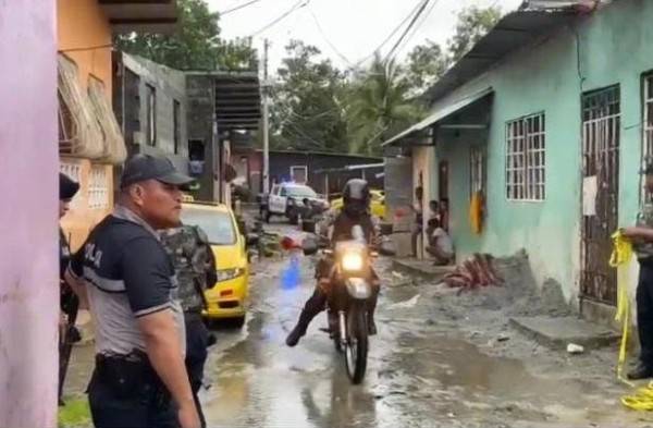Madre entrega a hijo adolescente que disparó a padrastro golpeador