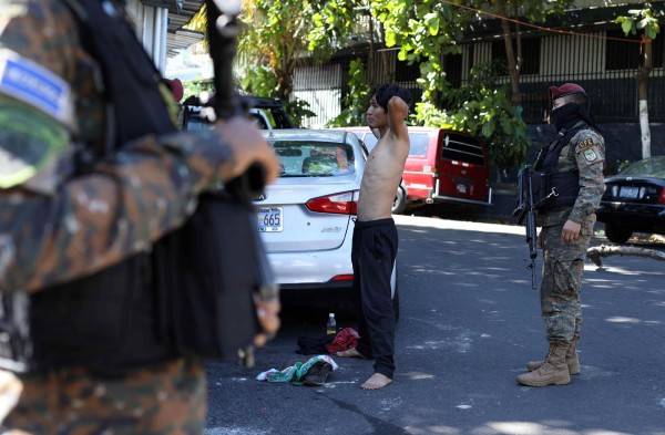 Fotografía de archivo de un cerco militar empleado por el Gobierno en la comunidad Tutunichapa, en el marco del régimen de excepción de El Salvador.