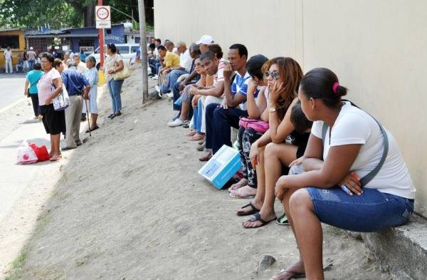 Largas filas por falta de Metro Bus.