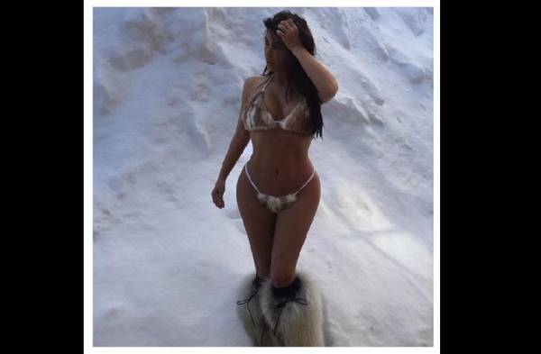 Kim Kardashian con un vestido de baño en la nieve.