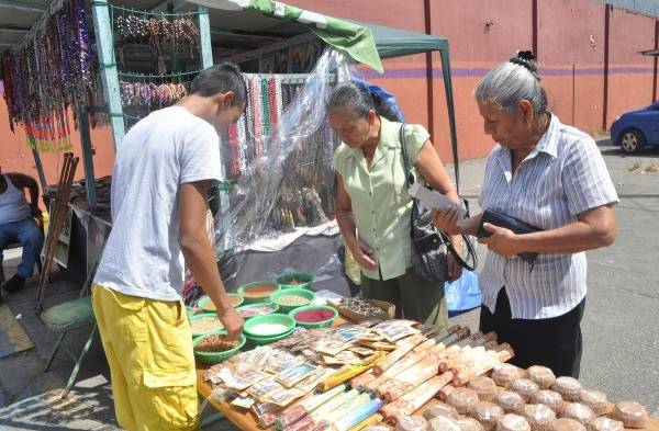 Vendedores ofrecen a los consumidores todos los productos en un mismo lugar.