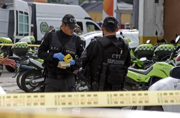 Policías observan en una zona de un atentado, en una fotografía de archivo.