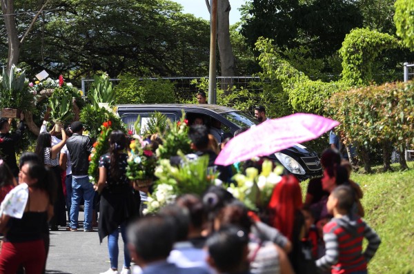 Sepultan en El Salvador los cuerpos de padre e hija ahogados en el río Bravo