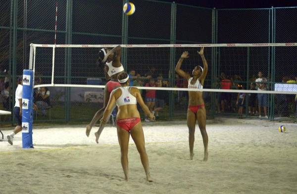 La panameña Gallymore remata de derecha.