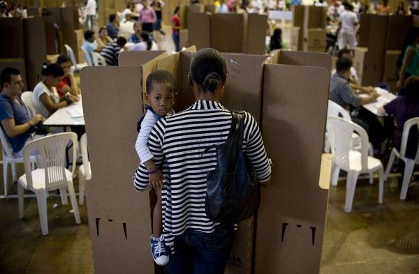Colombianos salieron temprano a ejercer su derecho al voto.