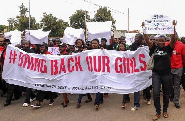 Miembros nigerianos de la Unión de Periodistas y la organización civil de la sociedad Plateau se manifestaron para reclamar la falta de información por parte del Gobierno.